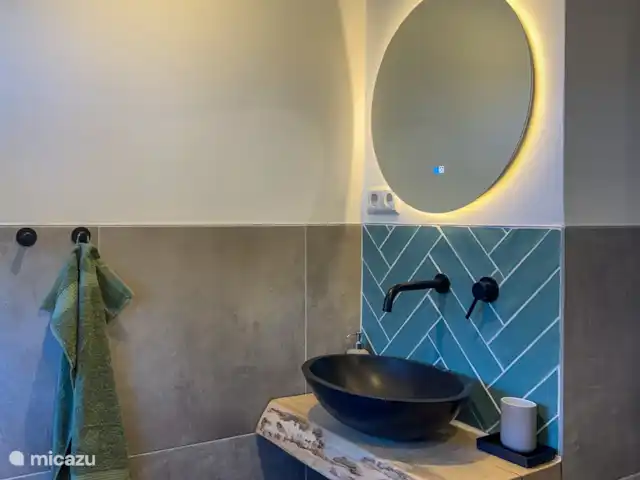 Séjour unique en pleine nature | Pays-Bas, Brabant-Septentrional, Made - ferme Évier moderne avec miroir éclairé et chauffé.