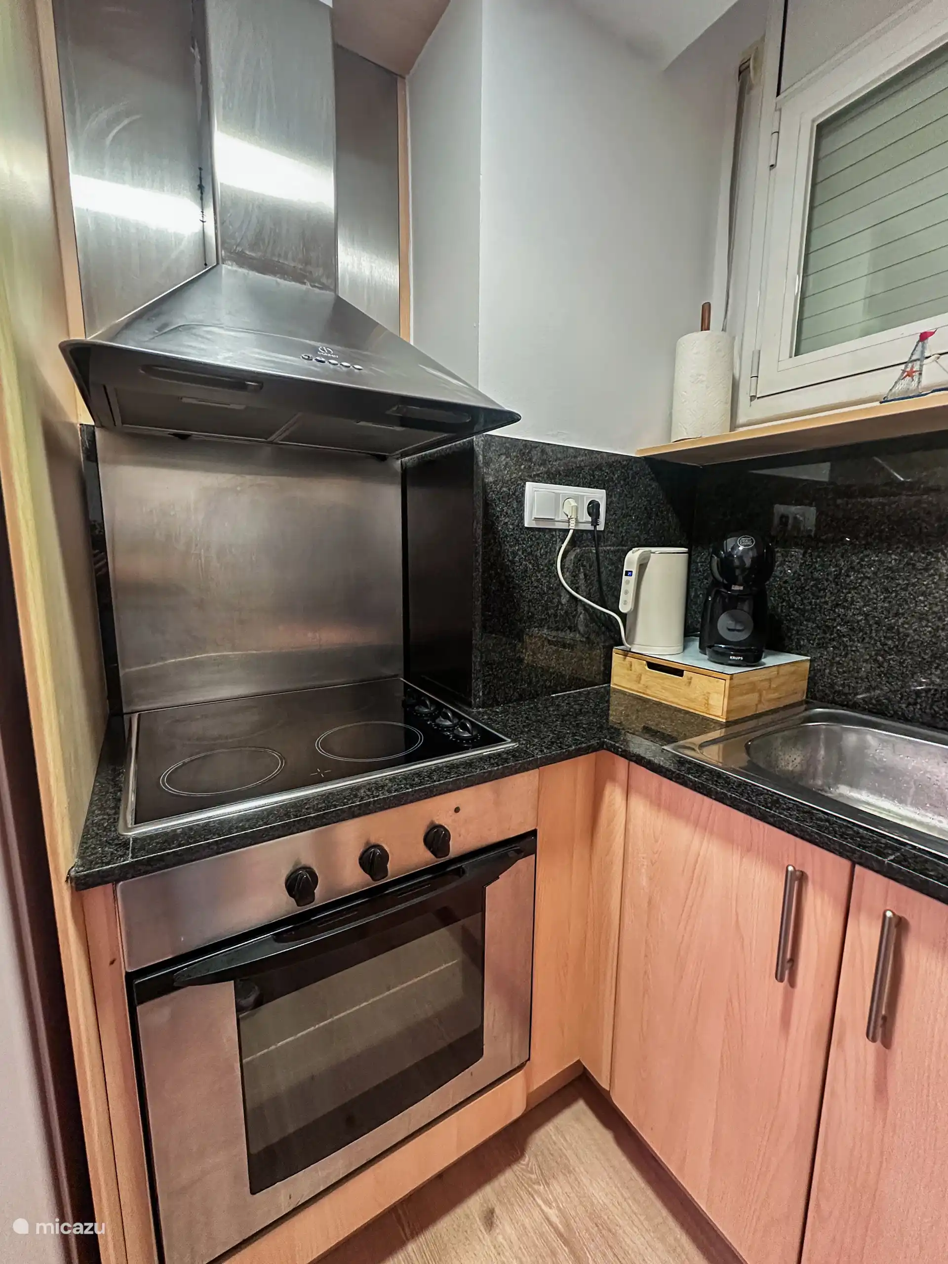 Kookplaat, oven, waterkoker en koffiezetapparaat