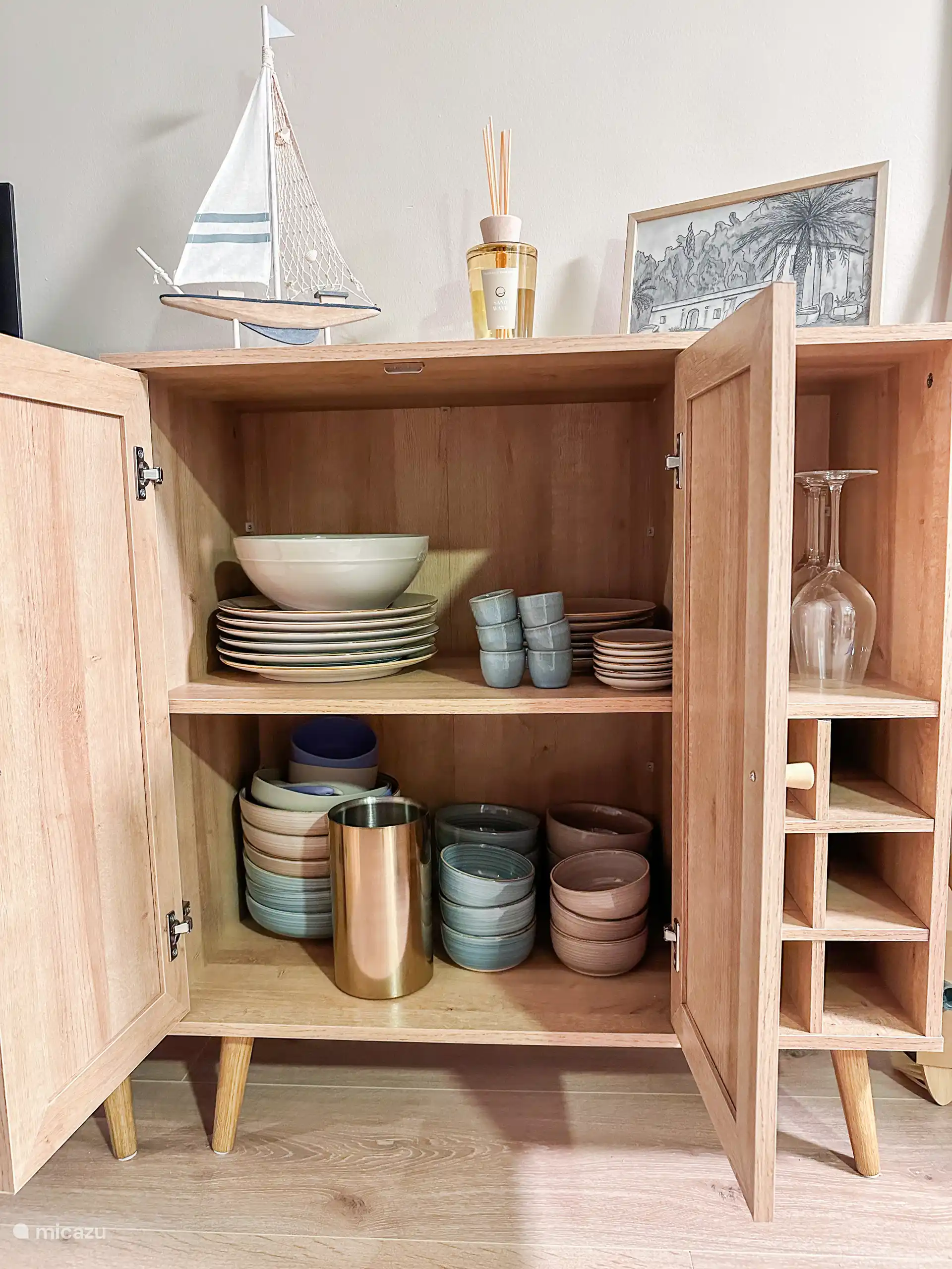 Buffetkast met servies