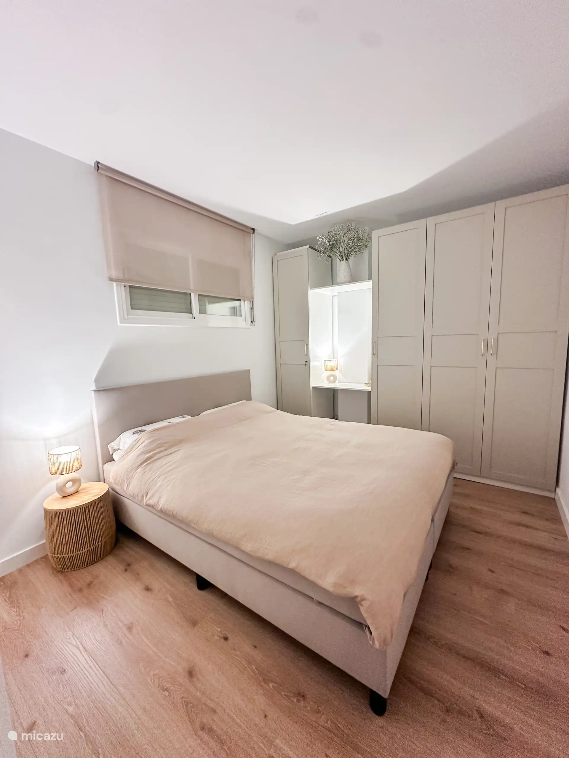 Slaapkamer met boxspring van 160 cm., grote kast en toegang tot de badkamer en suite