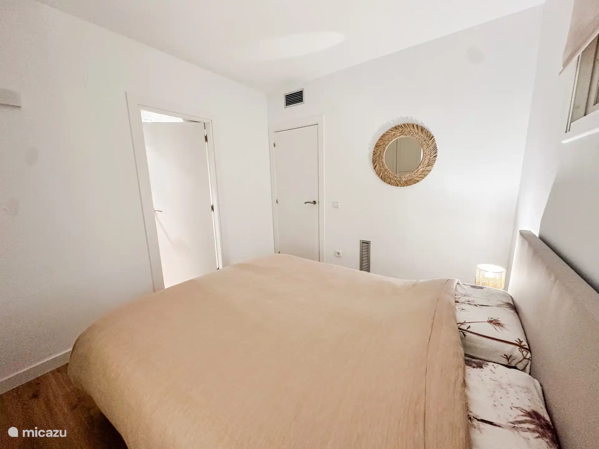 Toegang tot de hal en de badkamer