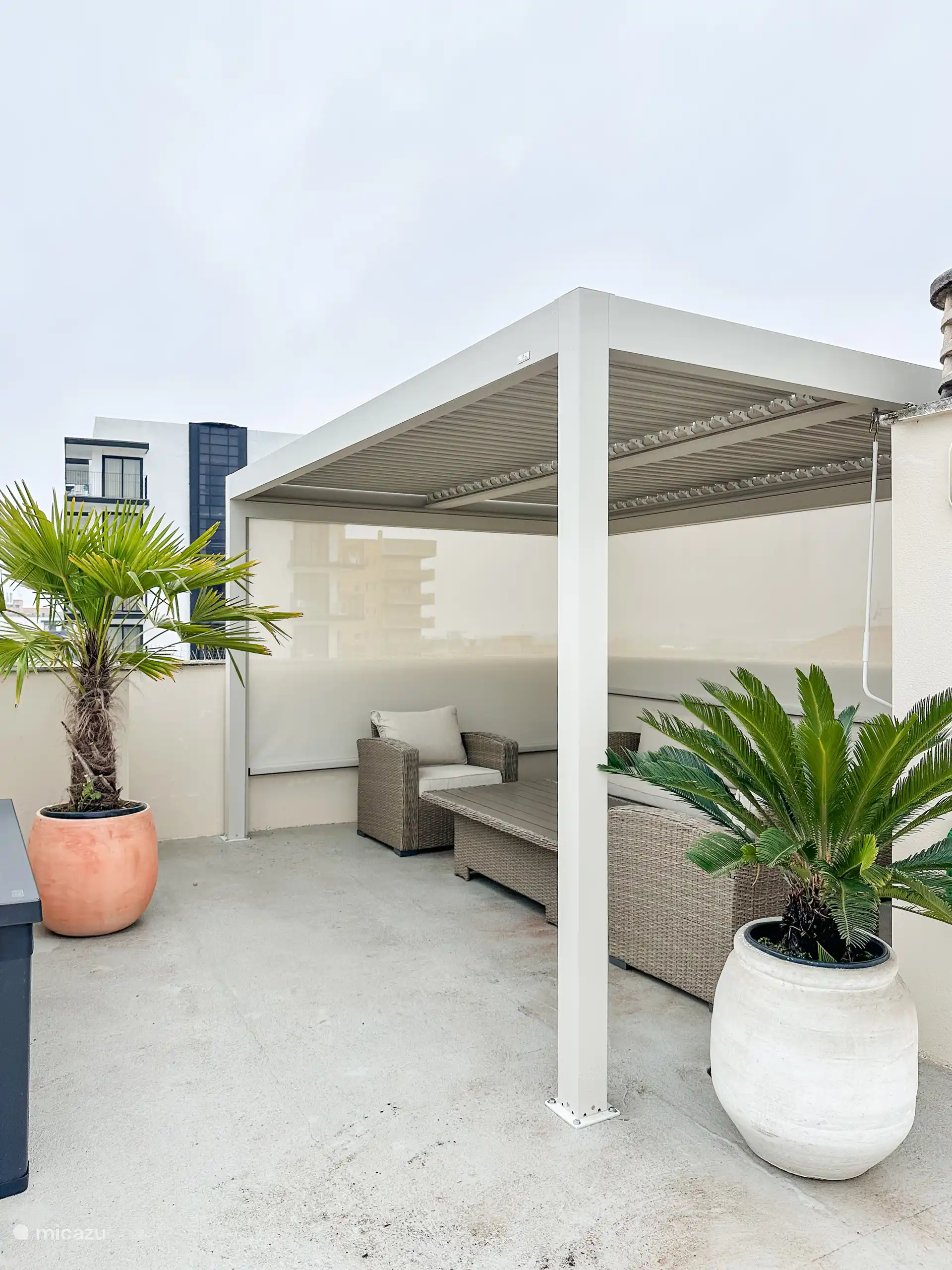 Pergola met loungeset op het dakterras