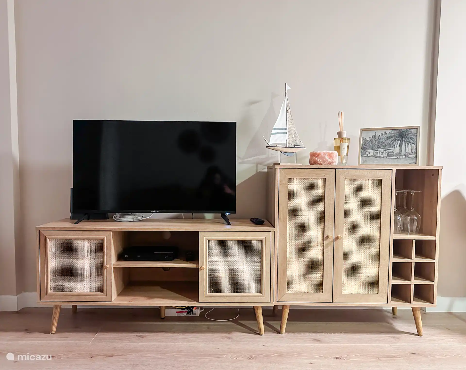 Woonkamer met SmartTV, Netflix en buffetkast