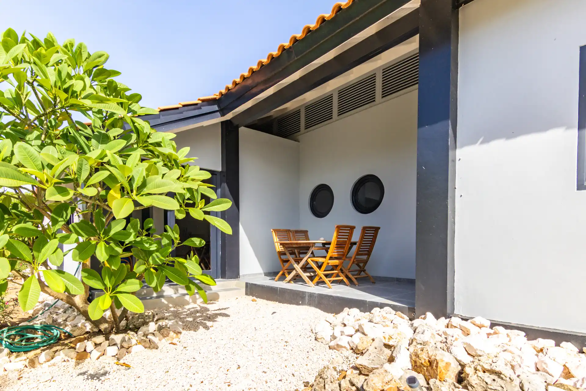 Eingang Gästehaus mit kleiner Terrasse