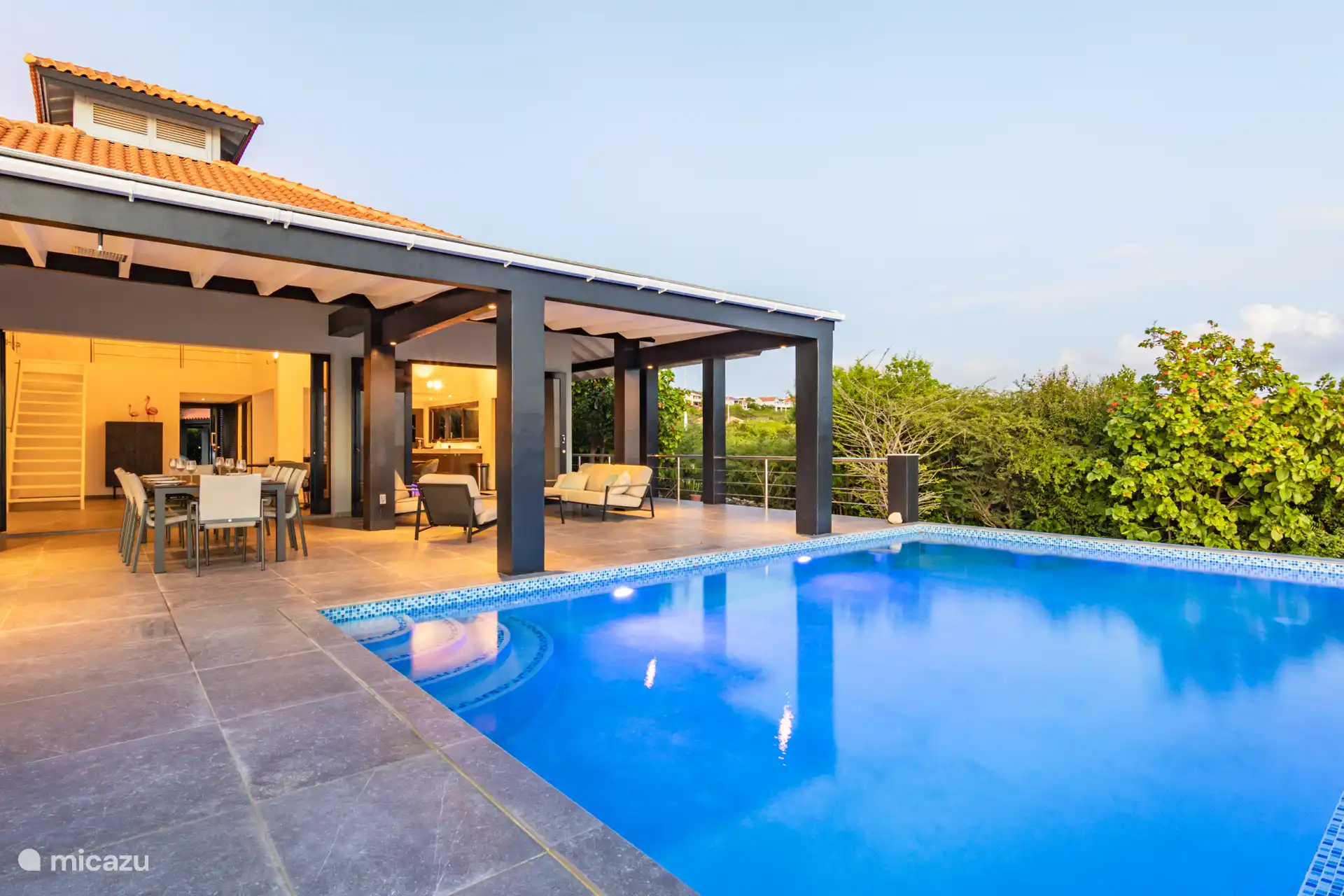 Terrasse mit Schwimmbad