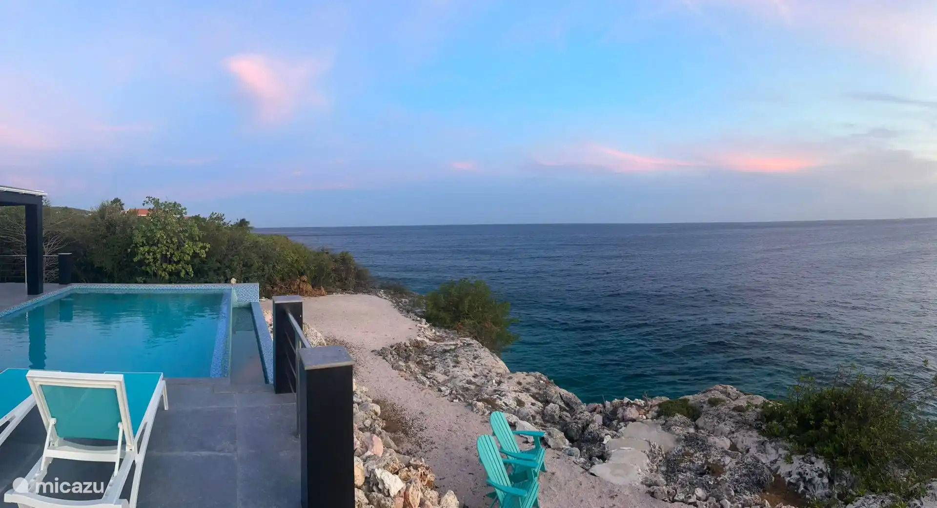 Terrasse mit Schwimmbad direkt am Meer