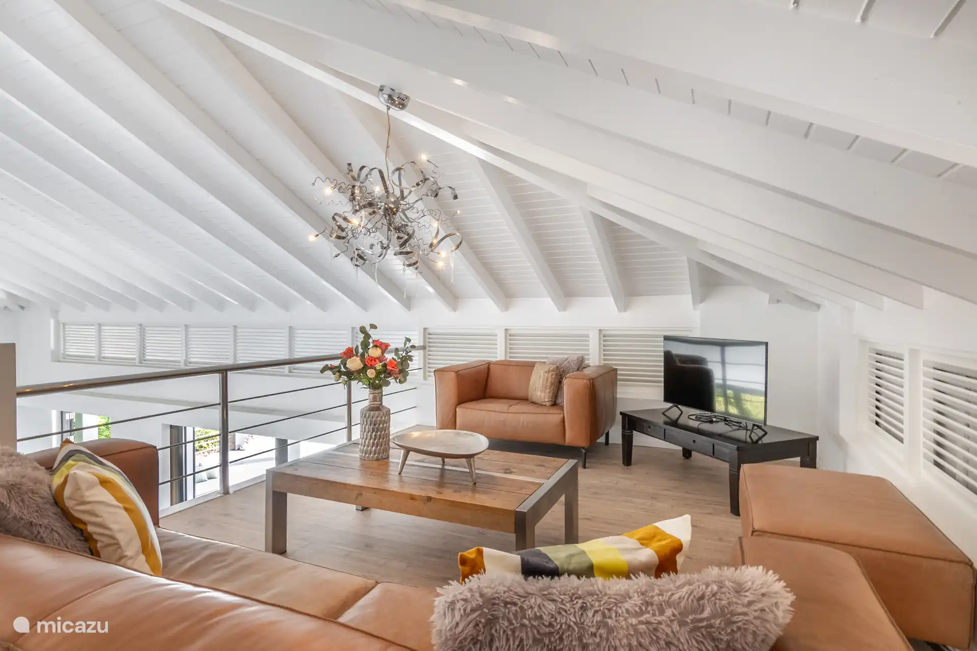 Sitzbereich auf offenem Loft mit Smart-TV