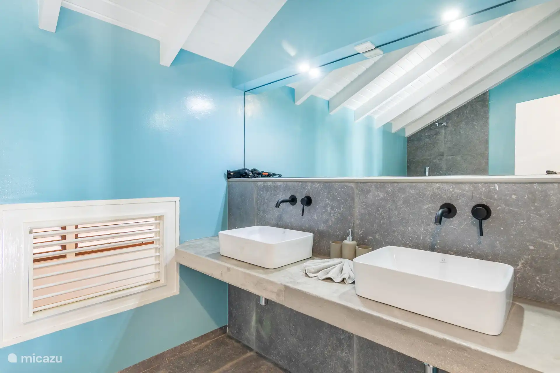 Zweites Badezimmer auf halboffenem Dachboden