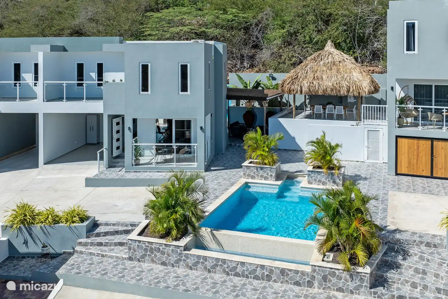 Schwimmbad vor dem Haus