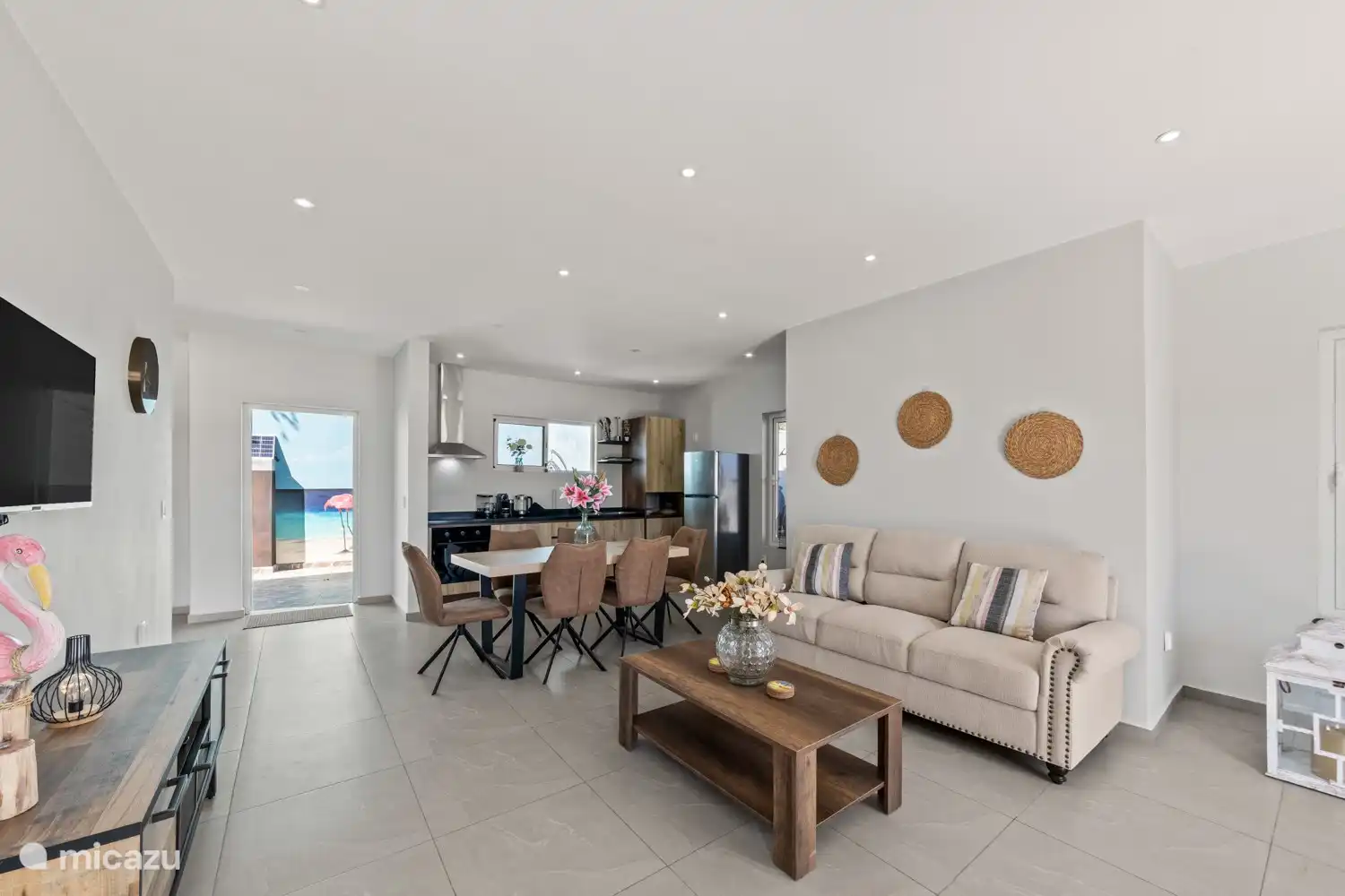 Geräumiges Wohnzimmer mit offener Küche