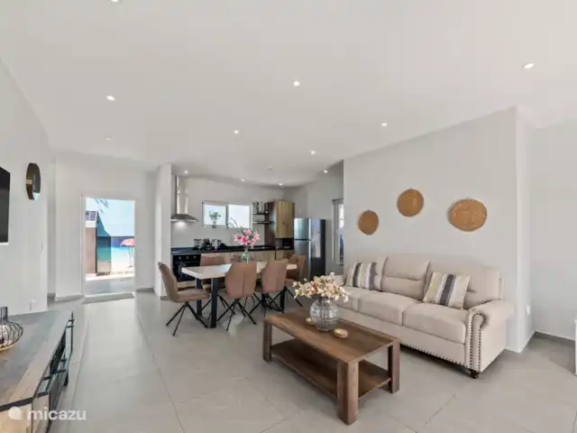 Casa Flamingo | Curaçao, Banda Abou (ouest), Big Mountain - maison mitoyenne Salon spacieux avec cuisine ouverte