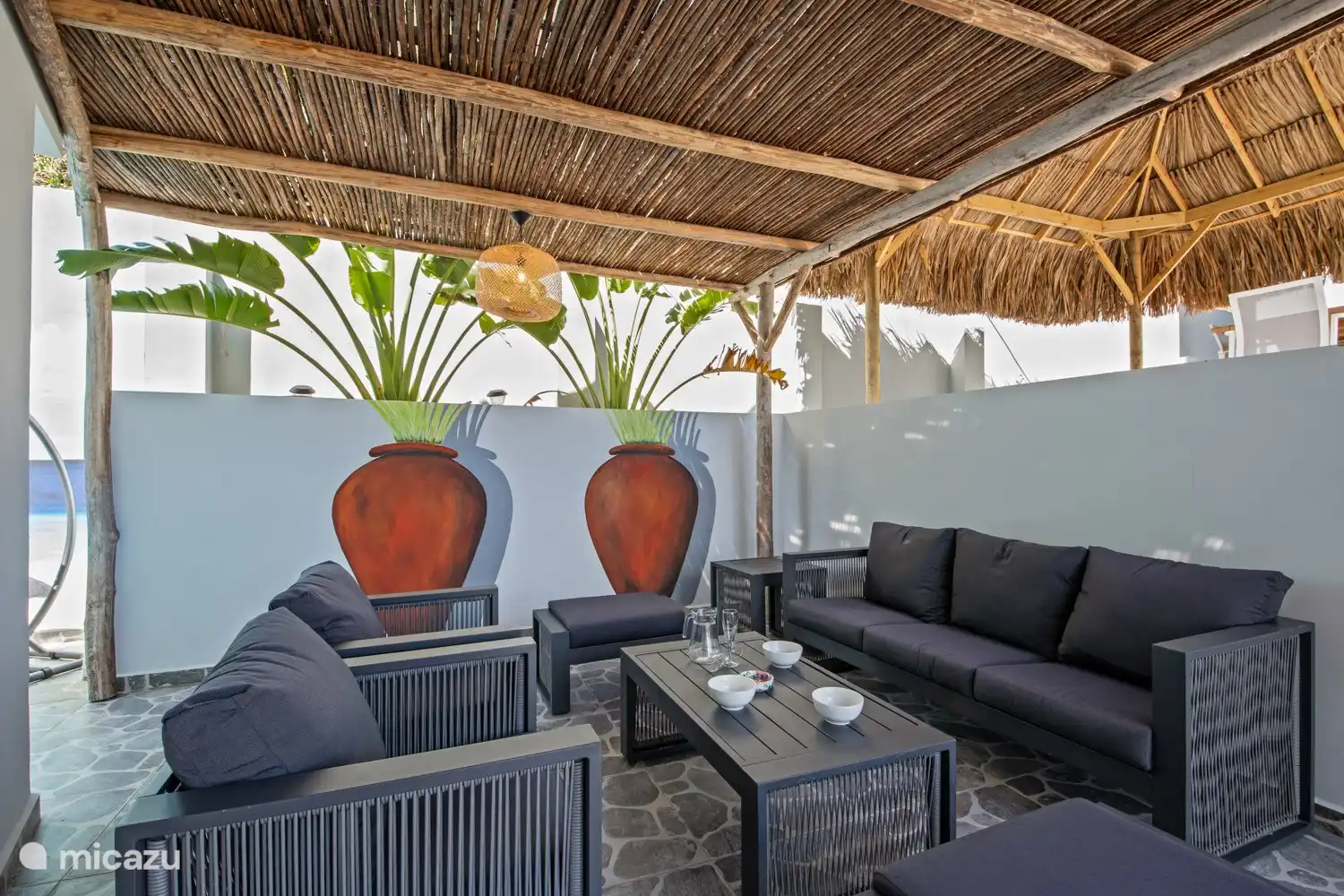 Abseits der Sonne im schönen Loungebereich