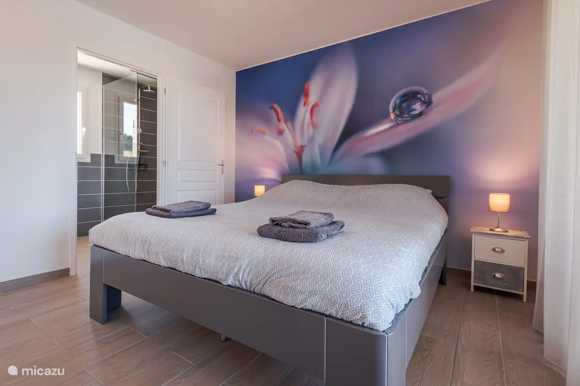 Chambre principale avec salle de bain privée