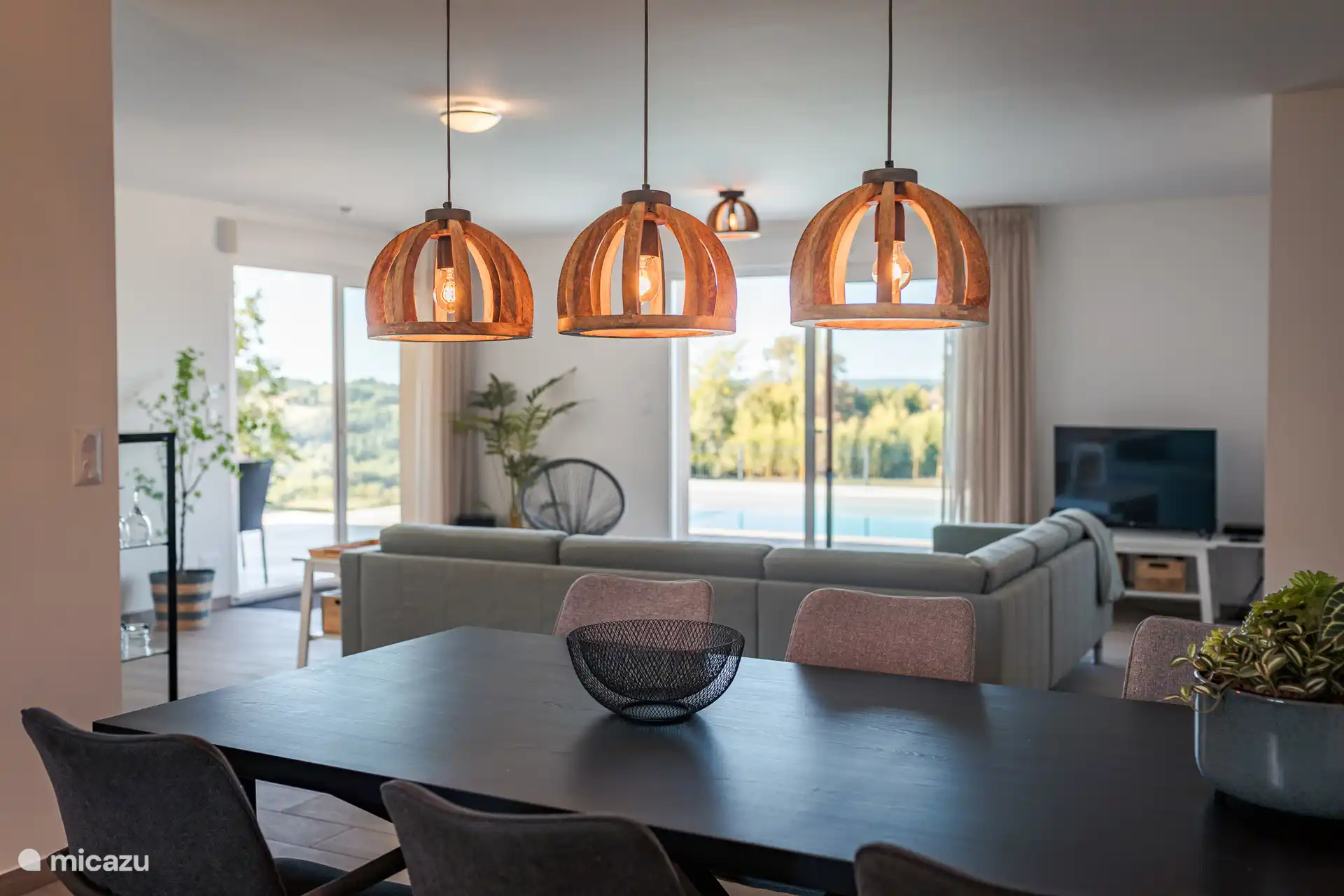 Salle à manger avec vue extérieure
