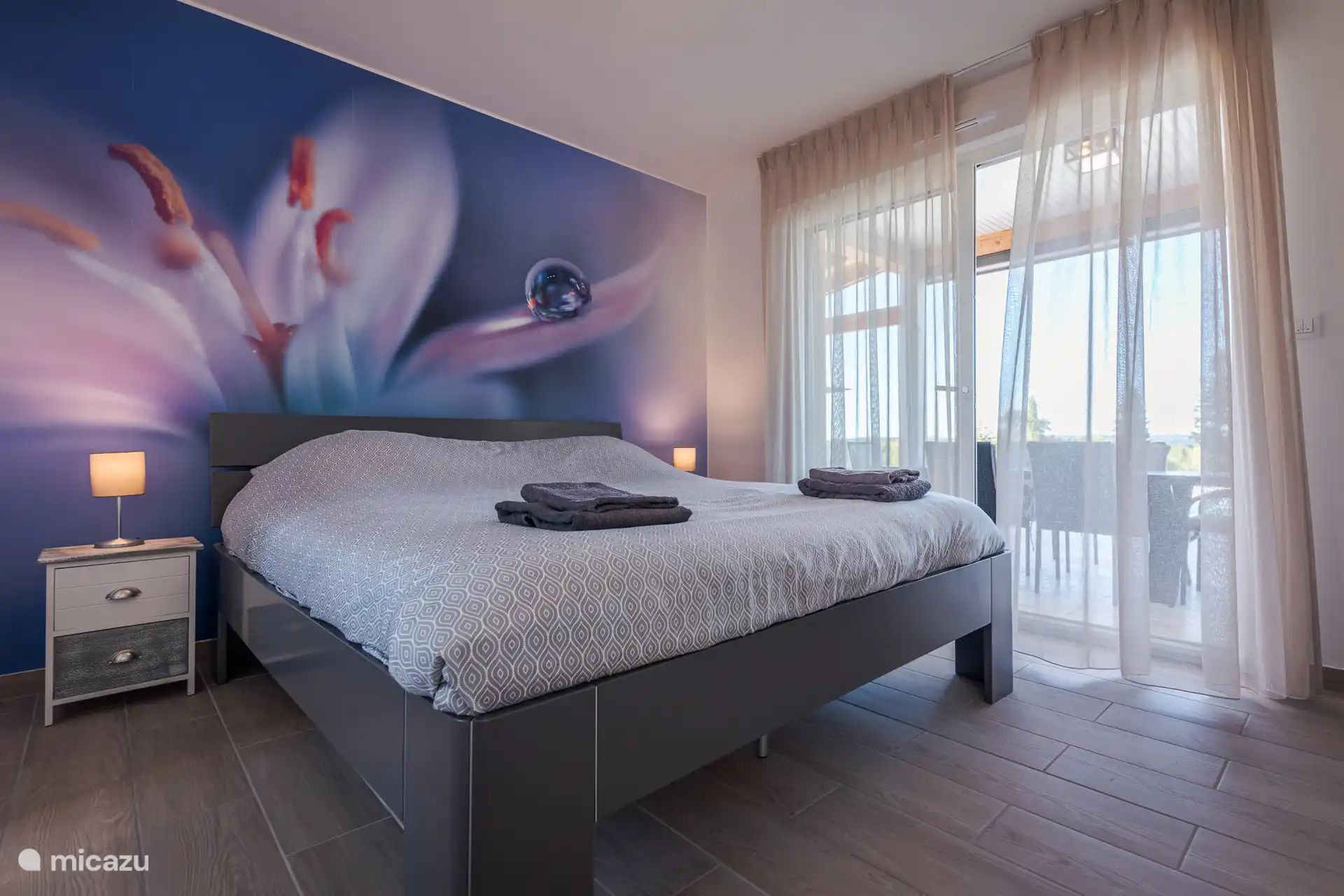 Chambre principale avec portes coulissantes et salle de bain privée