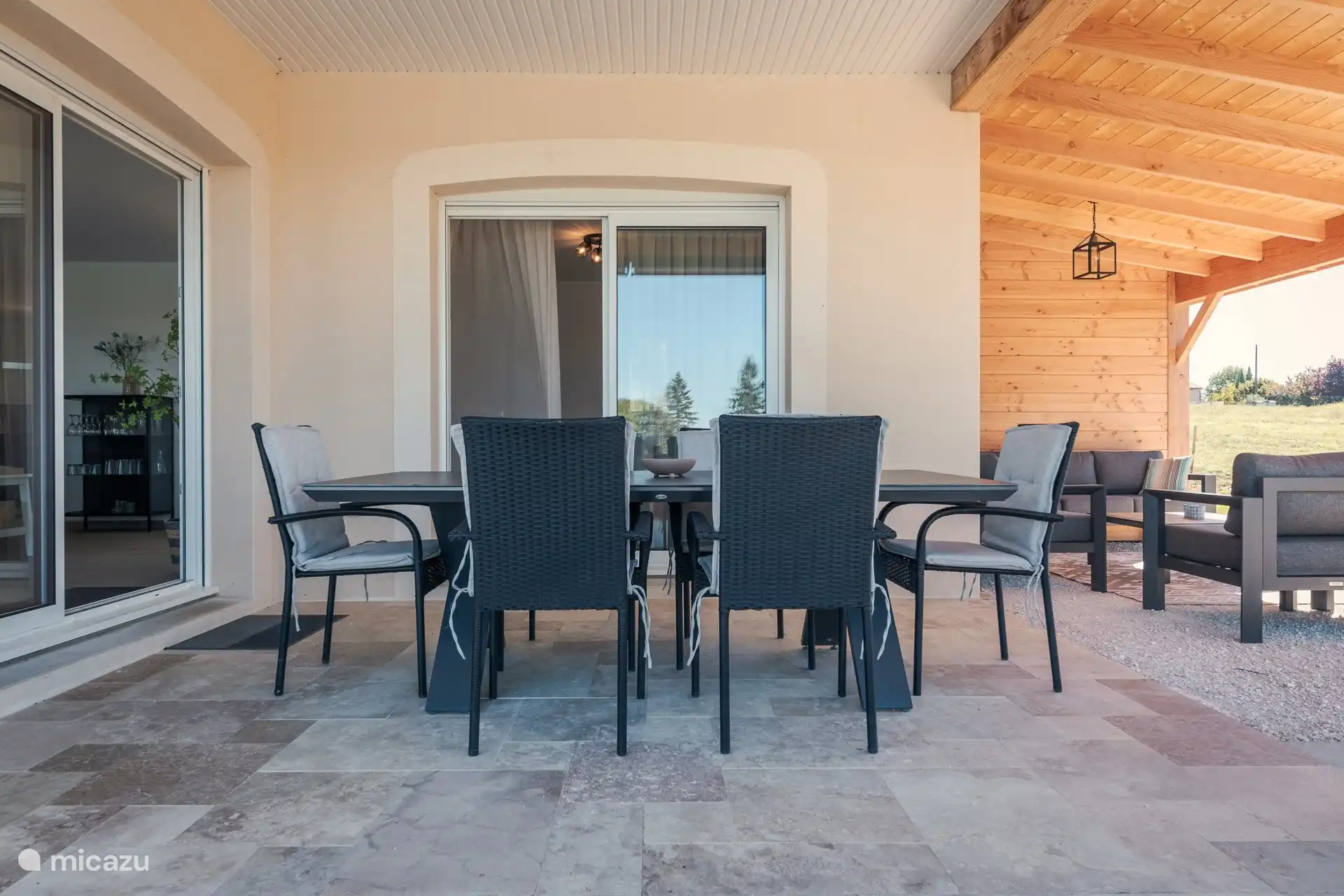 Espace extérieur couvert avec salon et table à manger