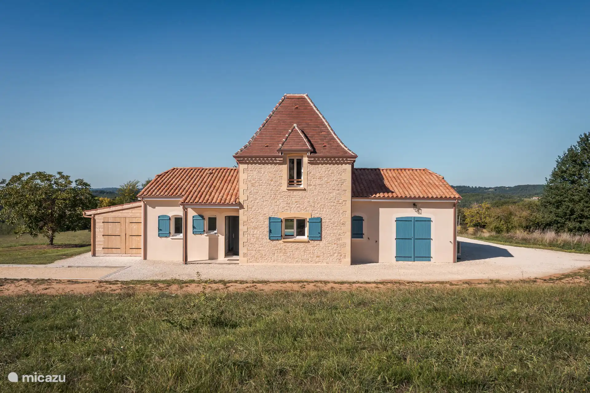 Maison avant avec cour de pétanque