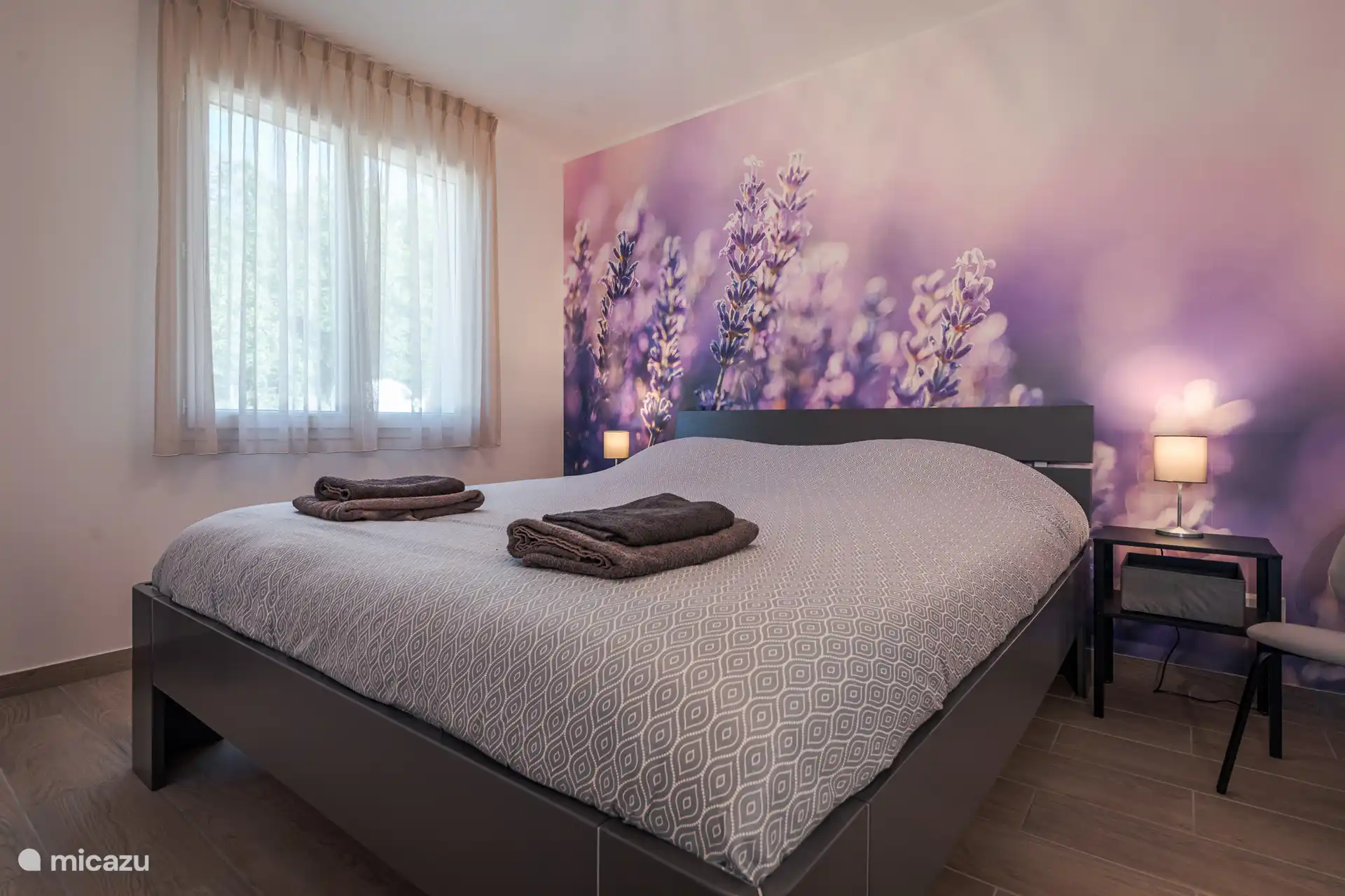 Chambre 2 avec grande fenêtre