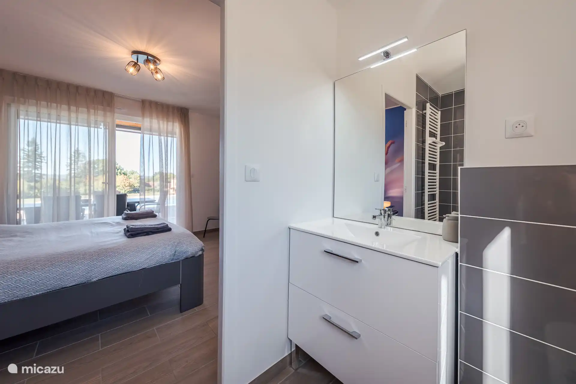 Salle de bain privée dans la chambre principale