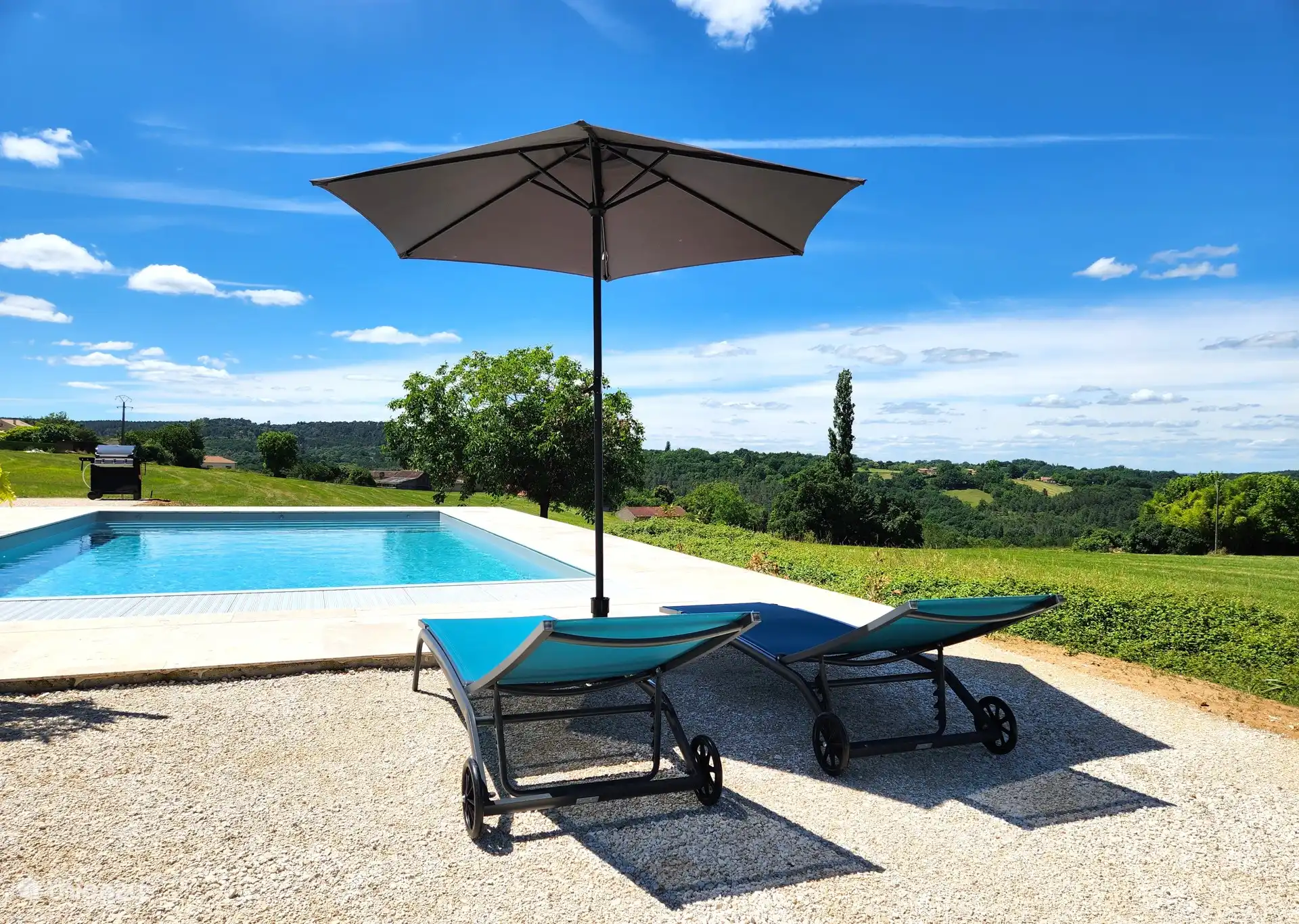 Schwimmbad mit großer Sonnenterrasse und Blick über die Dordogne