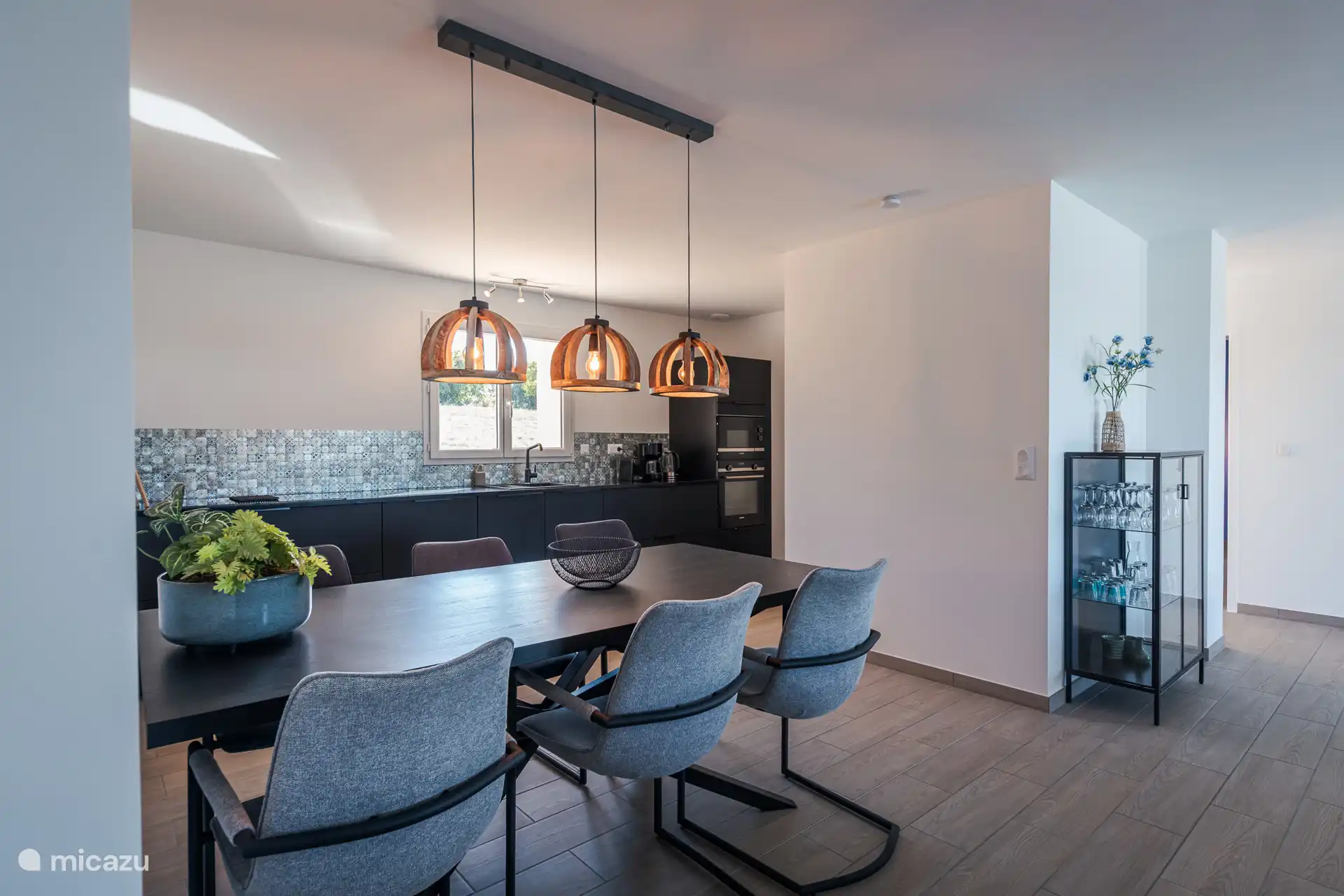 Salle à manger près de la cuisine ouverte