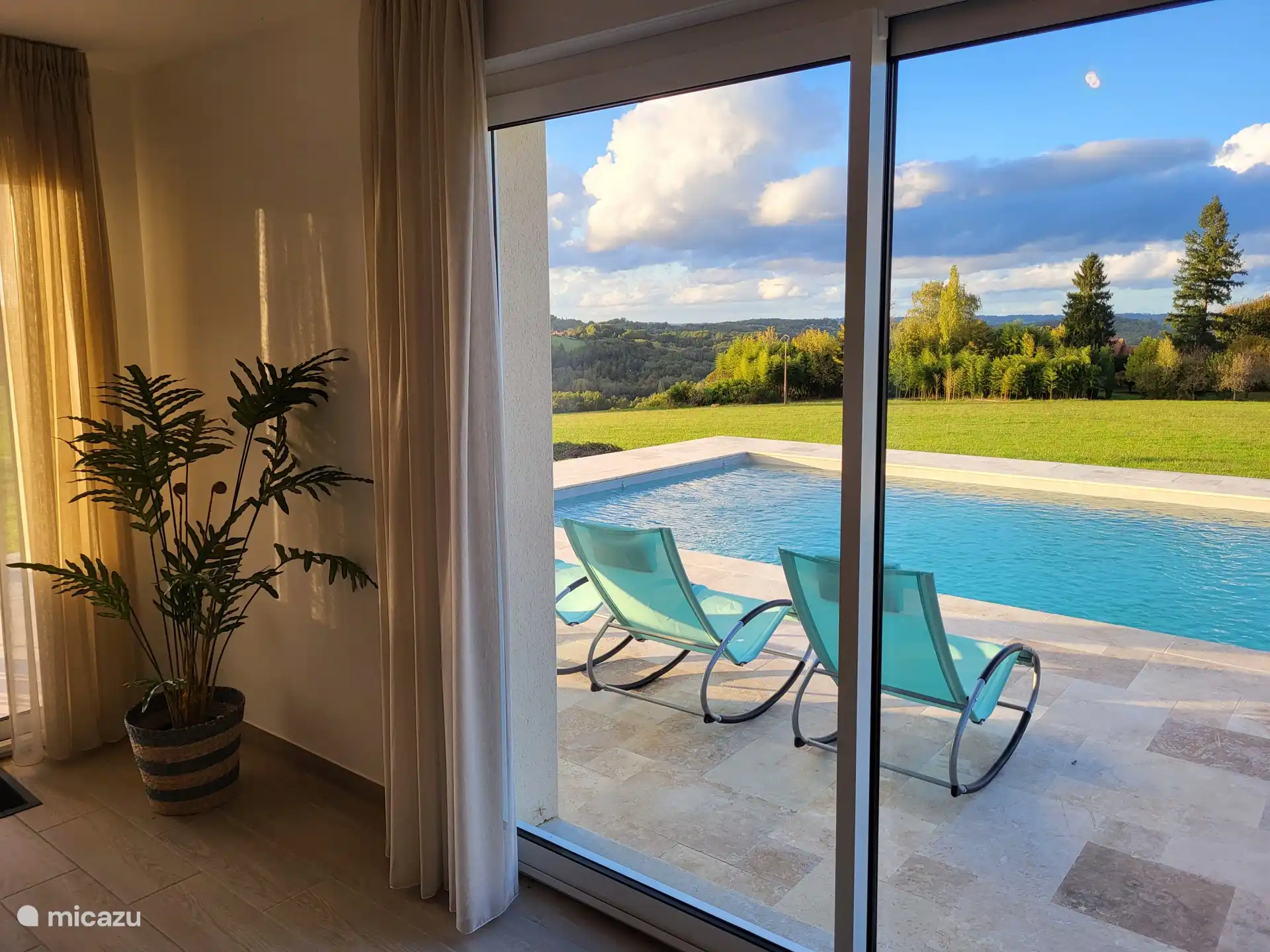 Sol de tarde en la sala de estar