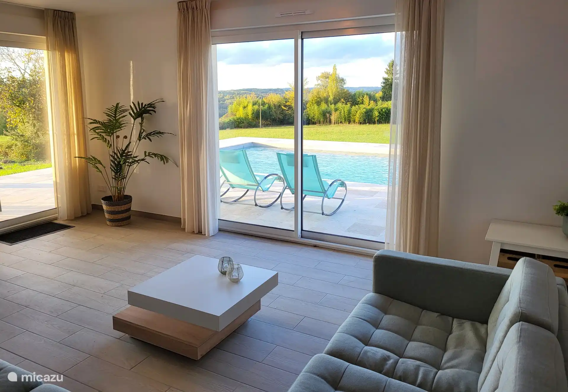 Sala de estar con puerta corredera de vidrio