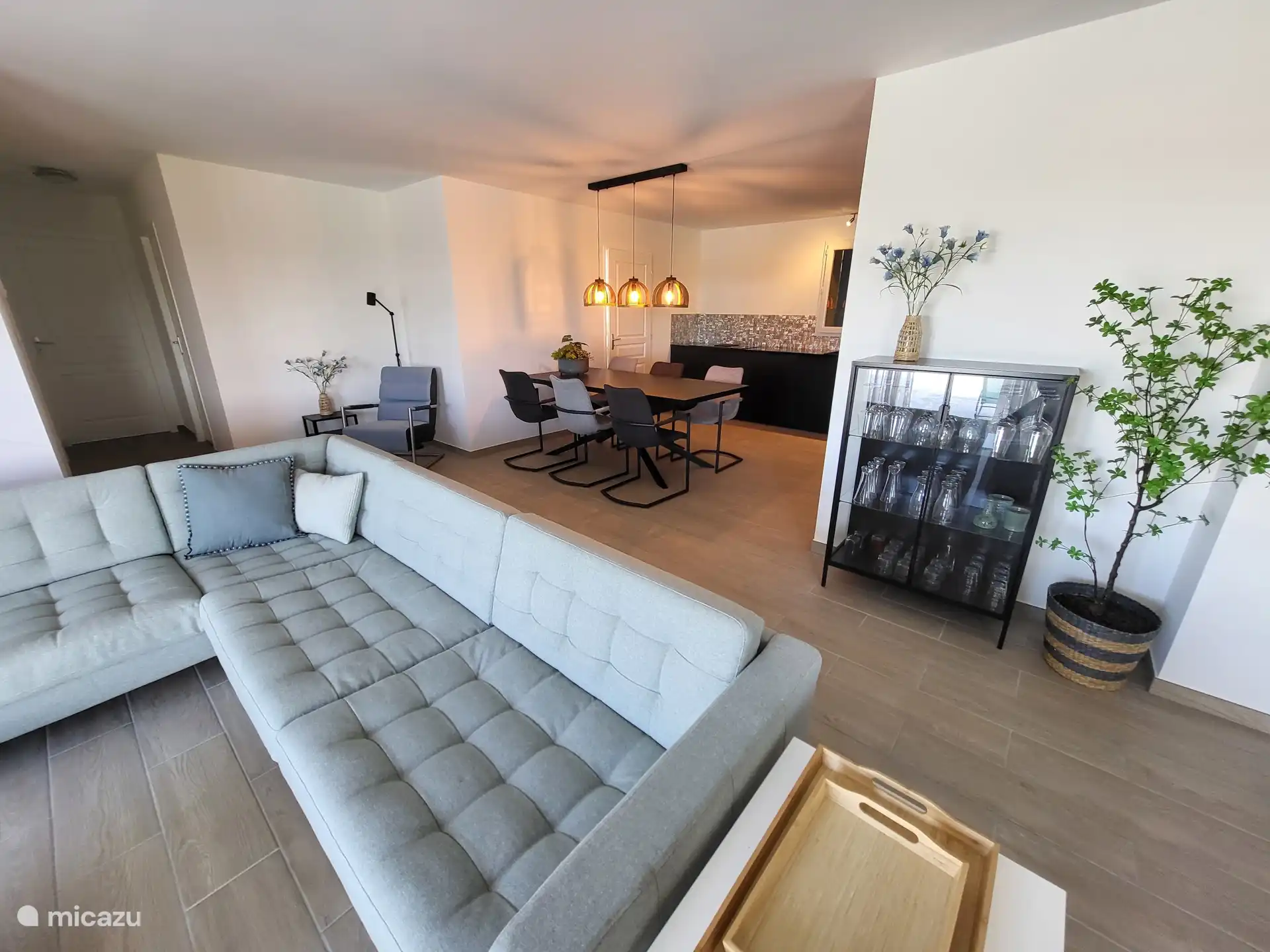 Sala de estar con comedor y cocina abierta