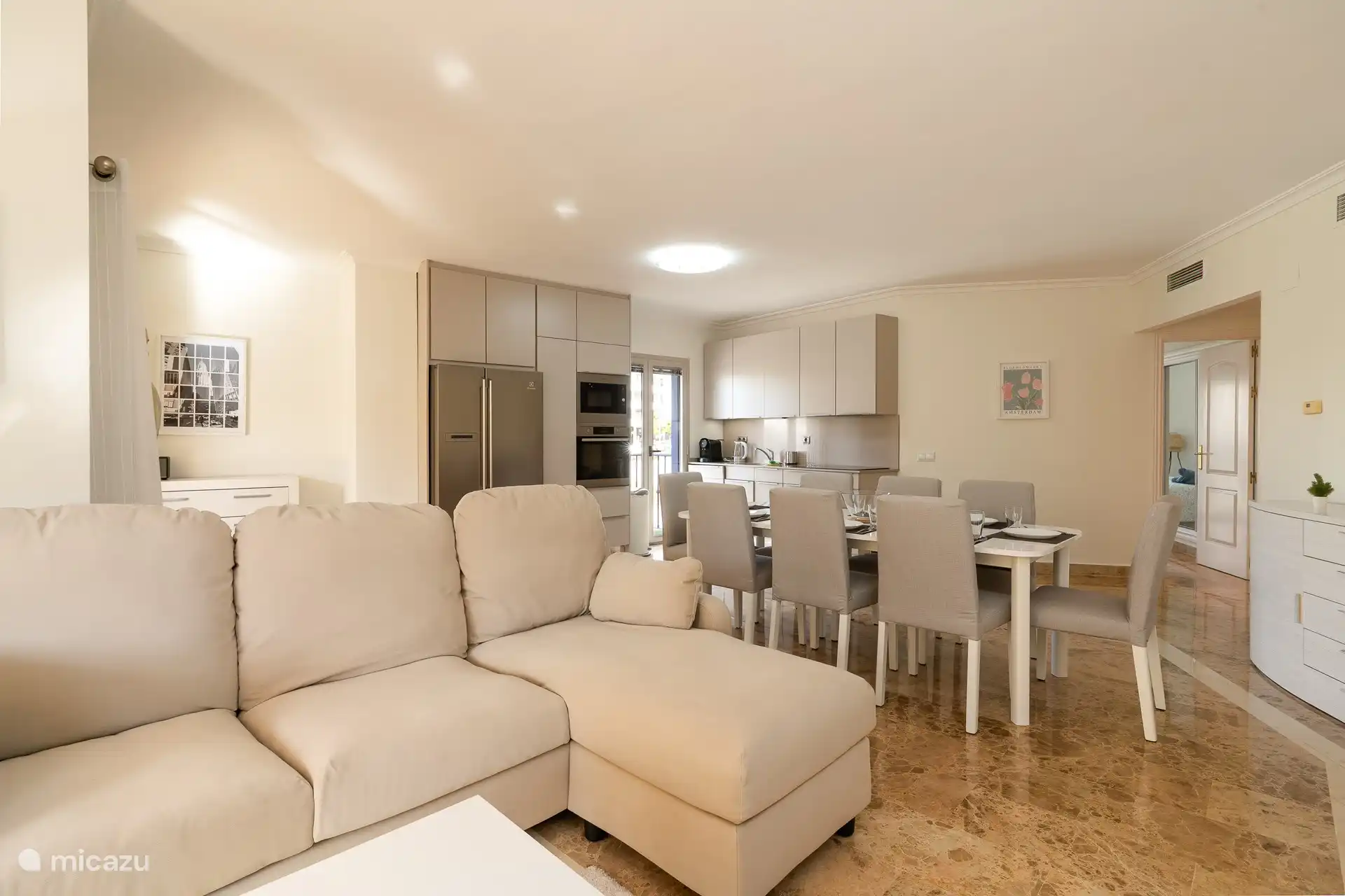 Wohnzimmer, Esszimmer und Küche