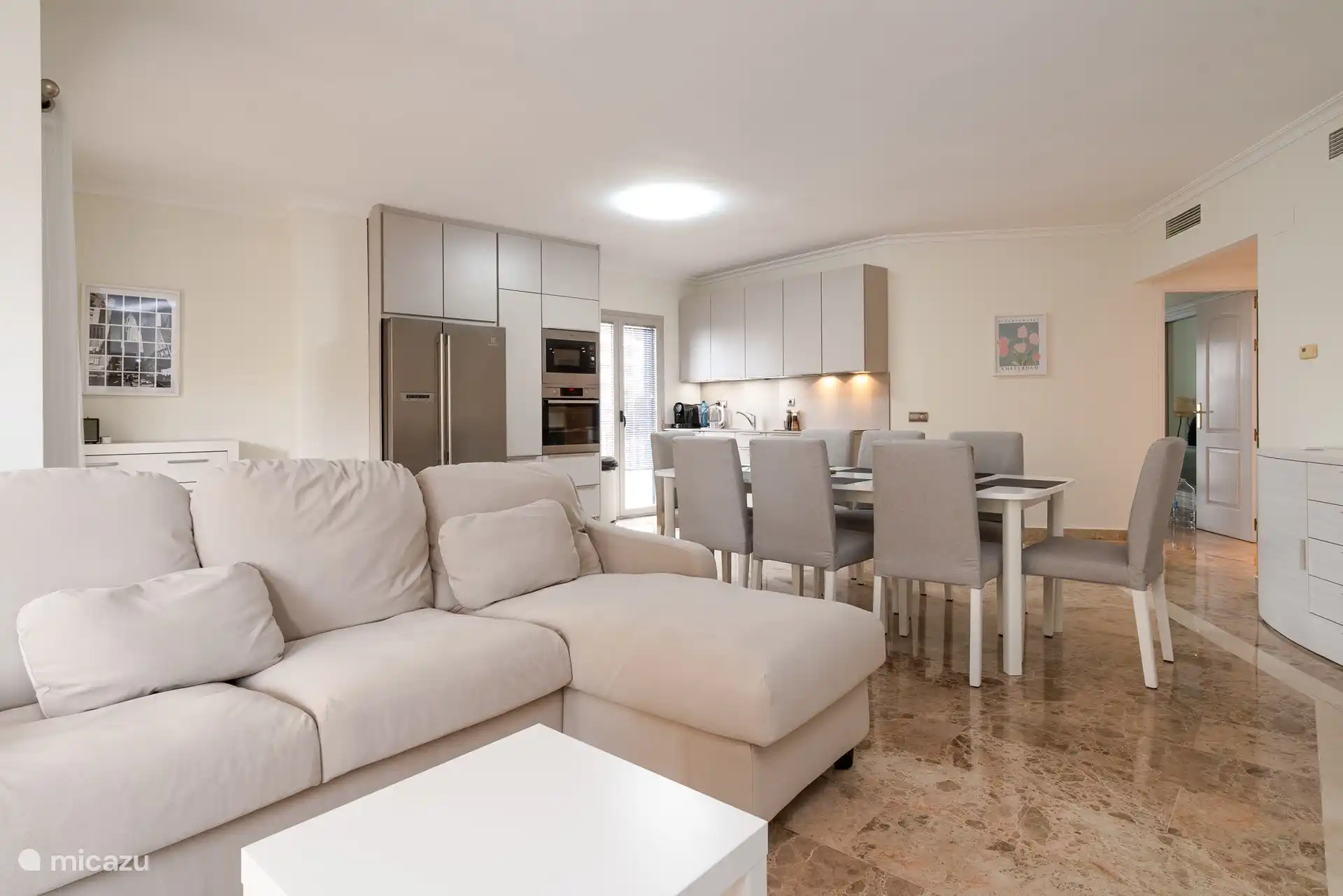 Wohnzimmer, Esszimmer und Küche