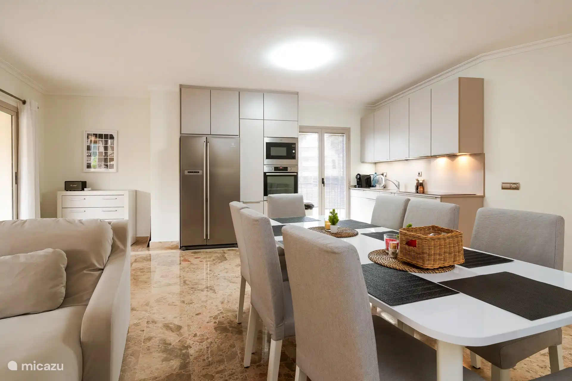 Wohnzimmer, Esszimmer und Küche