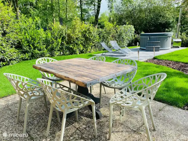 6p. Boshuis *Jacuzzi*De Groene Specht | Pays-Bas, Gueldre, Ewijk - maison de vacances Belle table à manger dans le jardin avec 6 chaises de table à manger