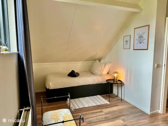 6p. Boshuis *Jacuzzi*De Groene Specht | Pays-Bas, Gueldre, Ewijk - maison de vacances Troisième chambre à l’étage avec deux lits simples séparés.