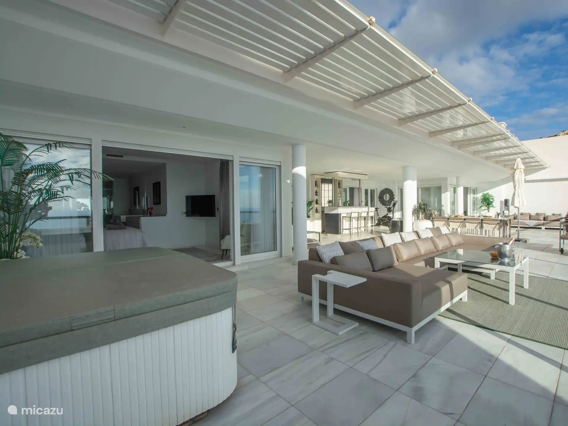 Panorama del Mar - Prachtig ruim terras met verschillende zithoeken, bar, BBQ en jacuzzi. 