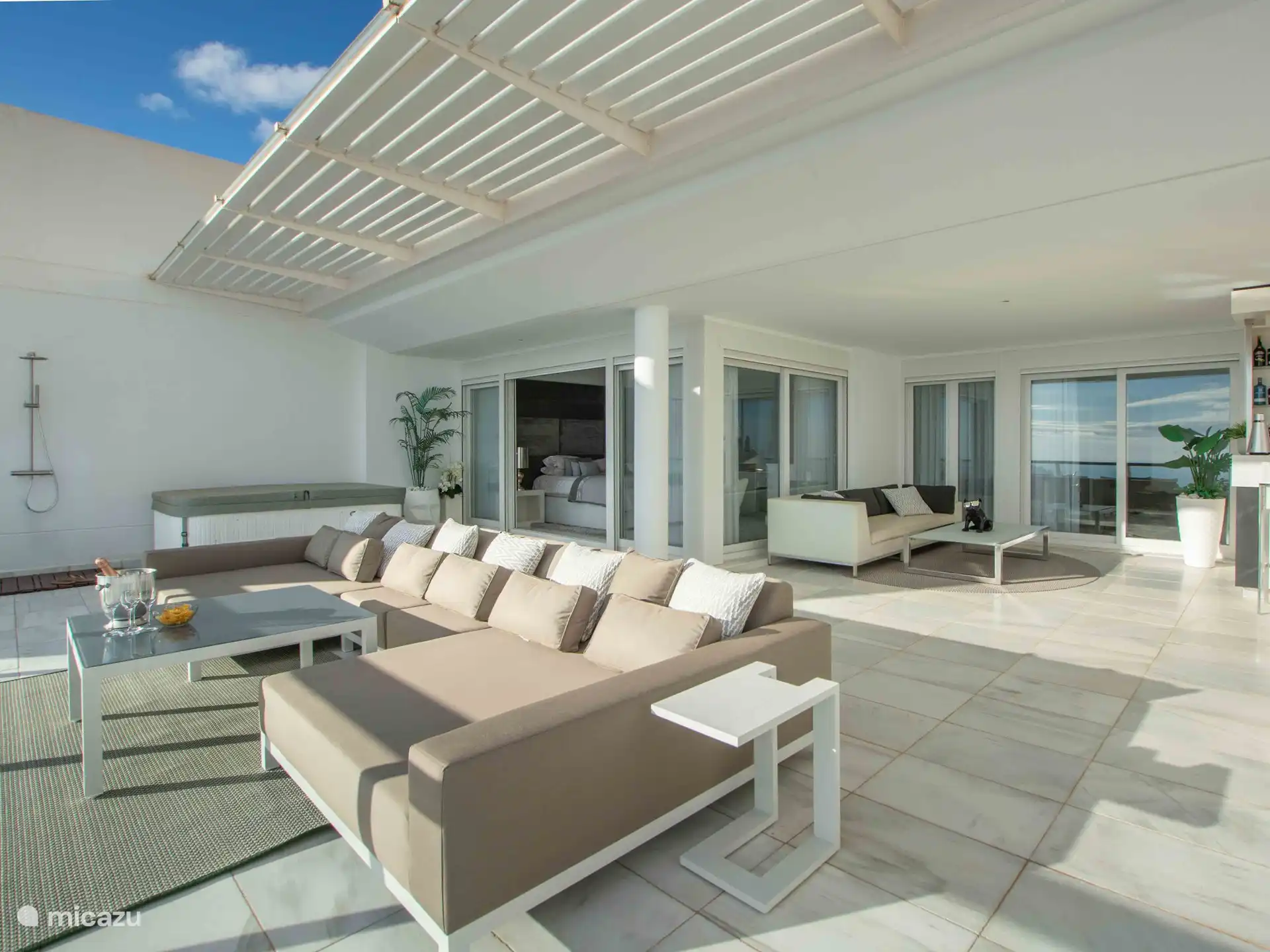 Panorama del Mar - Prachtig ruim terras met verschillende zithoeken, bar, BBQ en jacuzzi. 