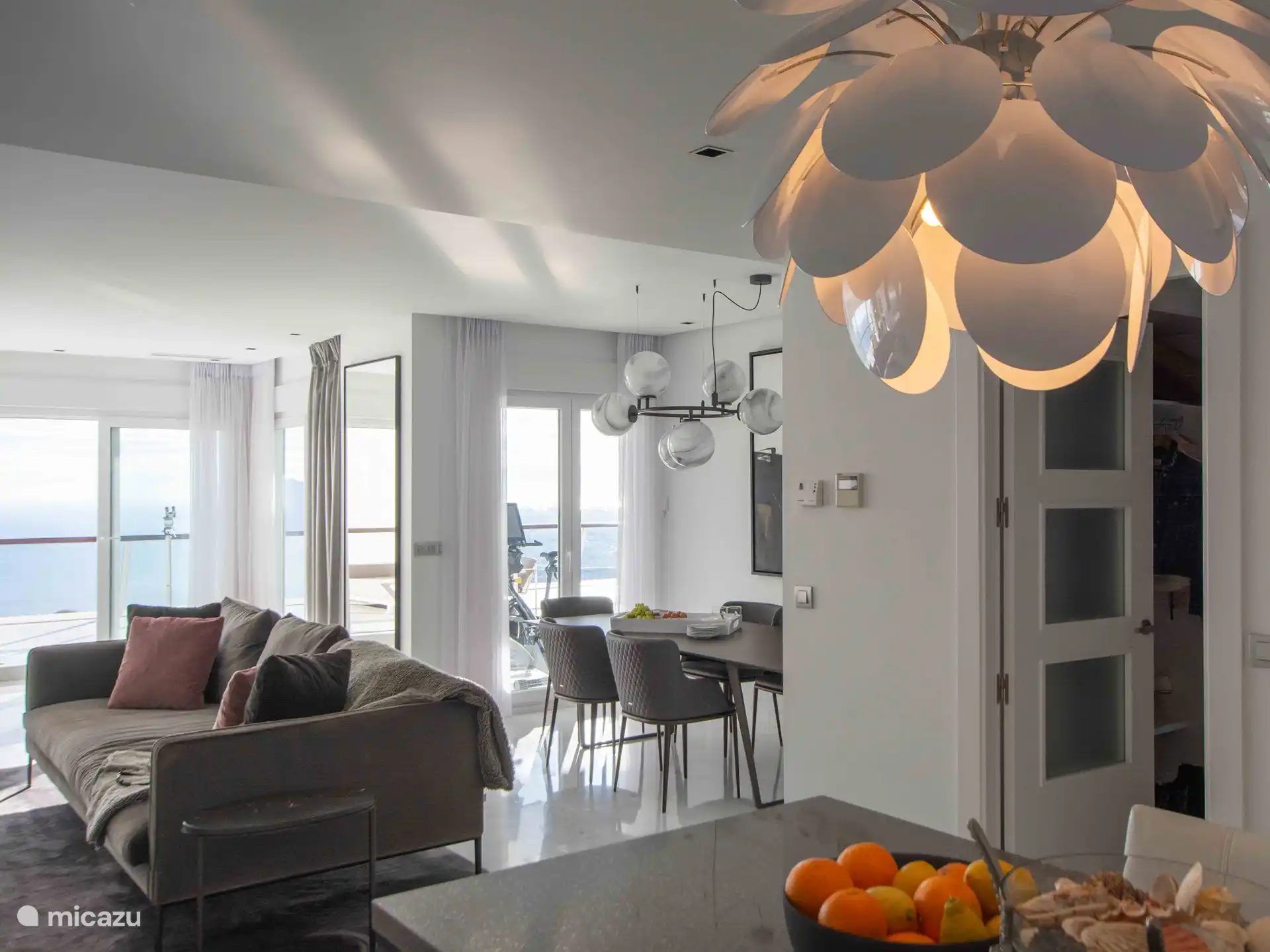 Panorama del Mar - Elegante woonkamer, eetkamer en open keuken.