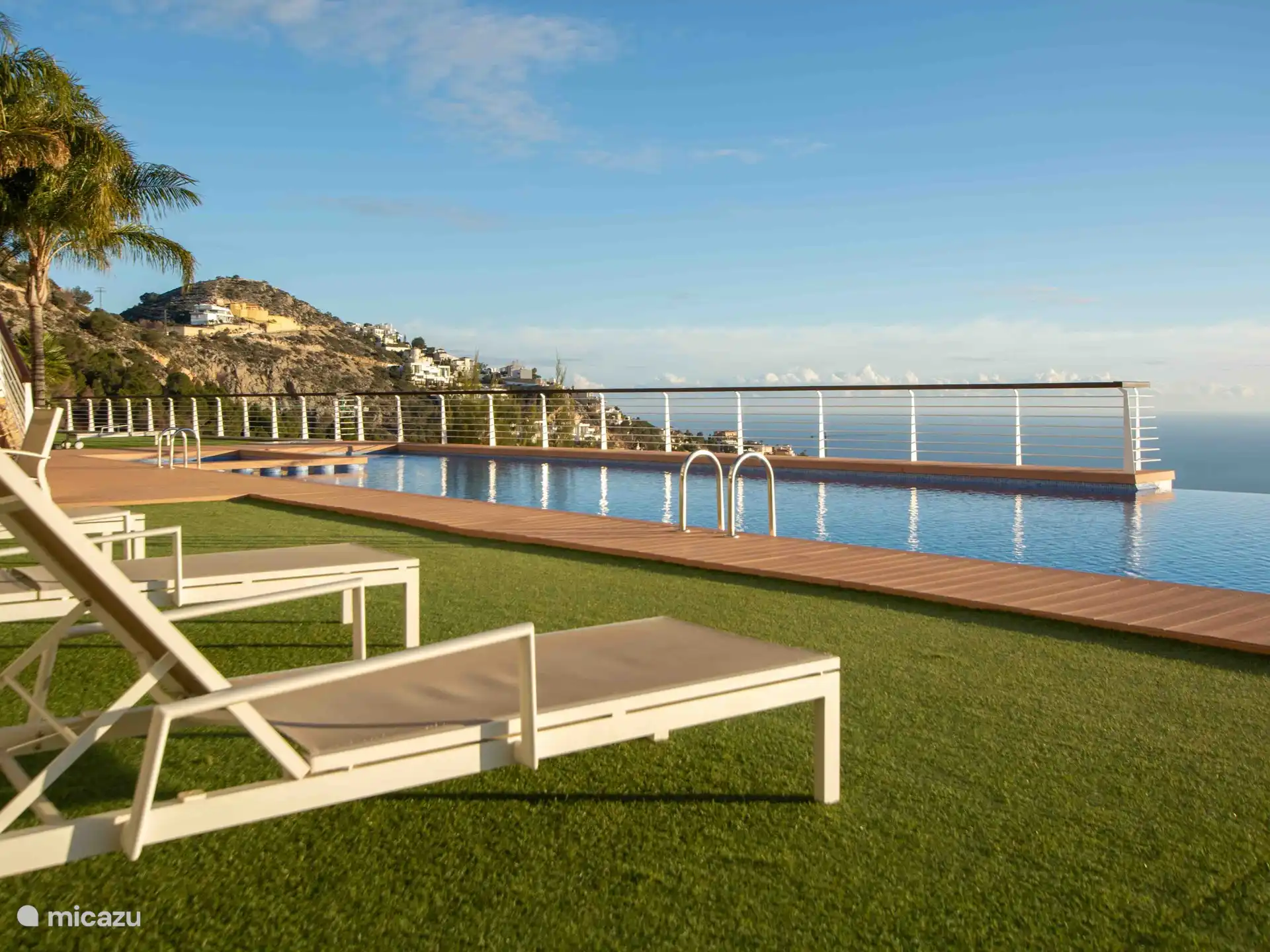 Panorama del Mar - Prachtig gemeenschappelijk infinity zwembad met zeezicht.