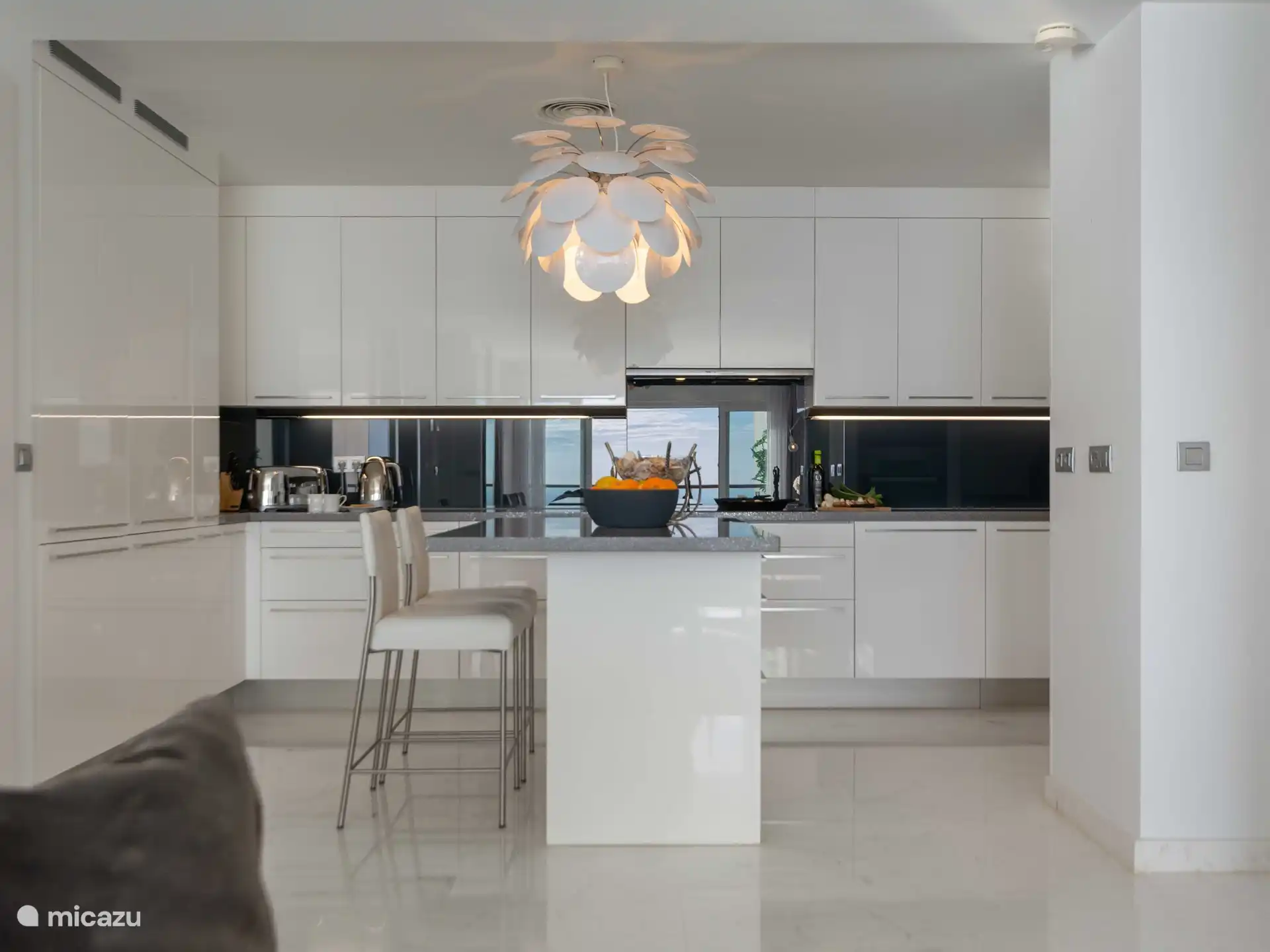 Panorama del Mar - Moderne keuken met bar.