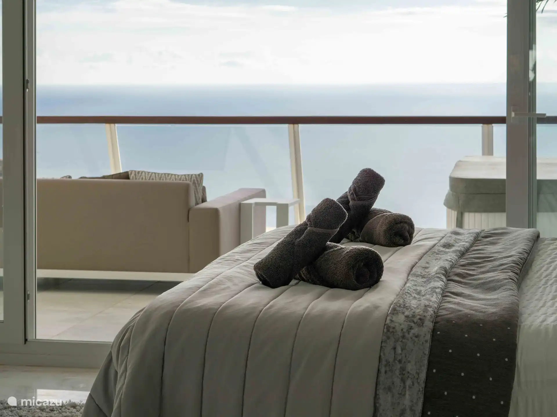 Panorama del Mar - Hauptschlafzimmer met directe toegang tot het terras. 