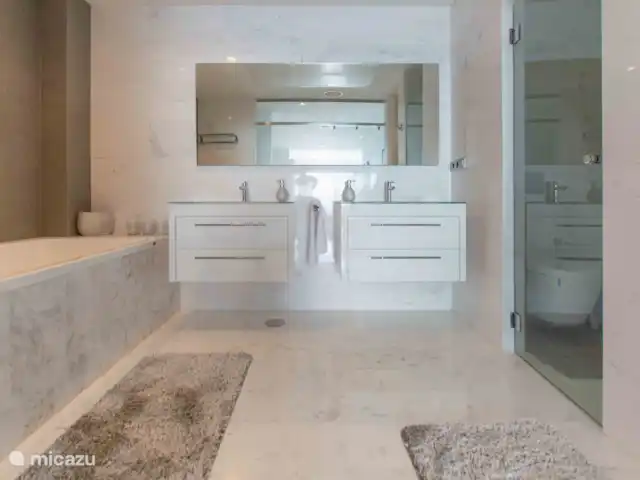 Panorama del Mar huren in Spanje, Costa Blanca, Altea - appartement Panorama del Mar - Master bedroom met ensuite badkamer.