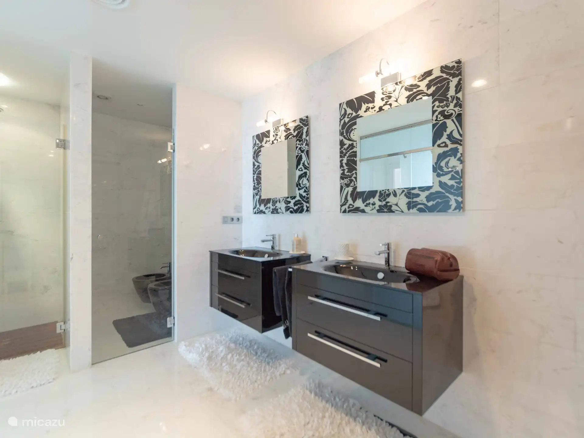 Panorama del Mar - Tweede badkamer met dubbele wastafel, bad en aparte douche. 