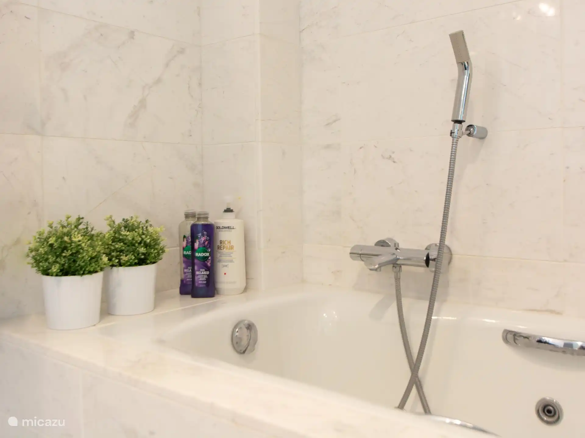 Panorama del Mar - Tweede badkamer met dubbele wastafel, bad en aparte douche. 