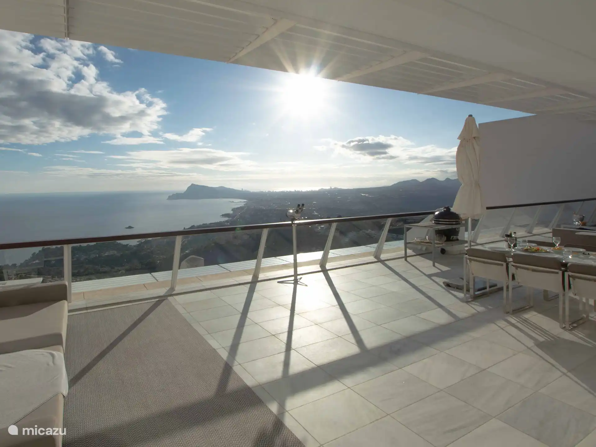 Panorama del Mar - Ruim half overdekt terras. 