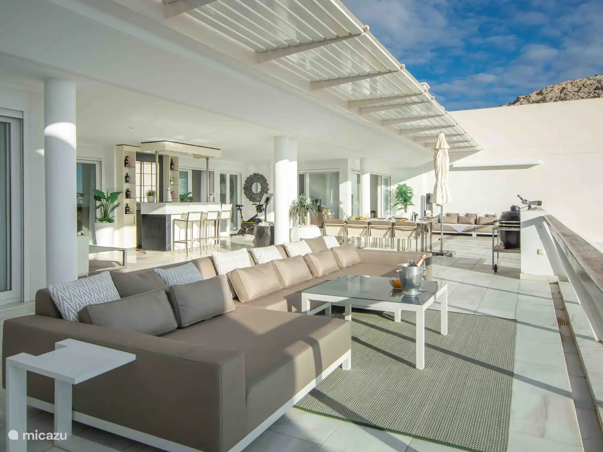 Panorama del Mar - Prachtig ruim terras met verschillende zithoeken en BBQ.