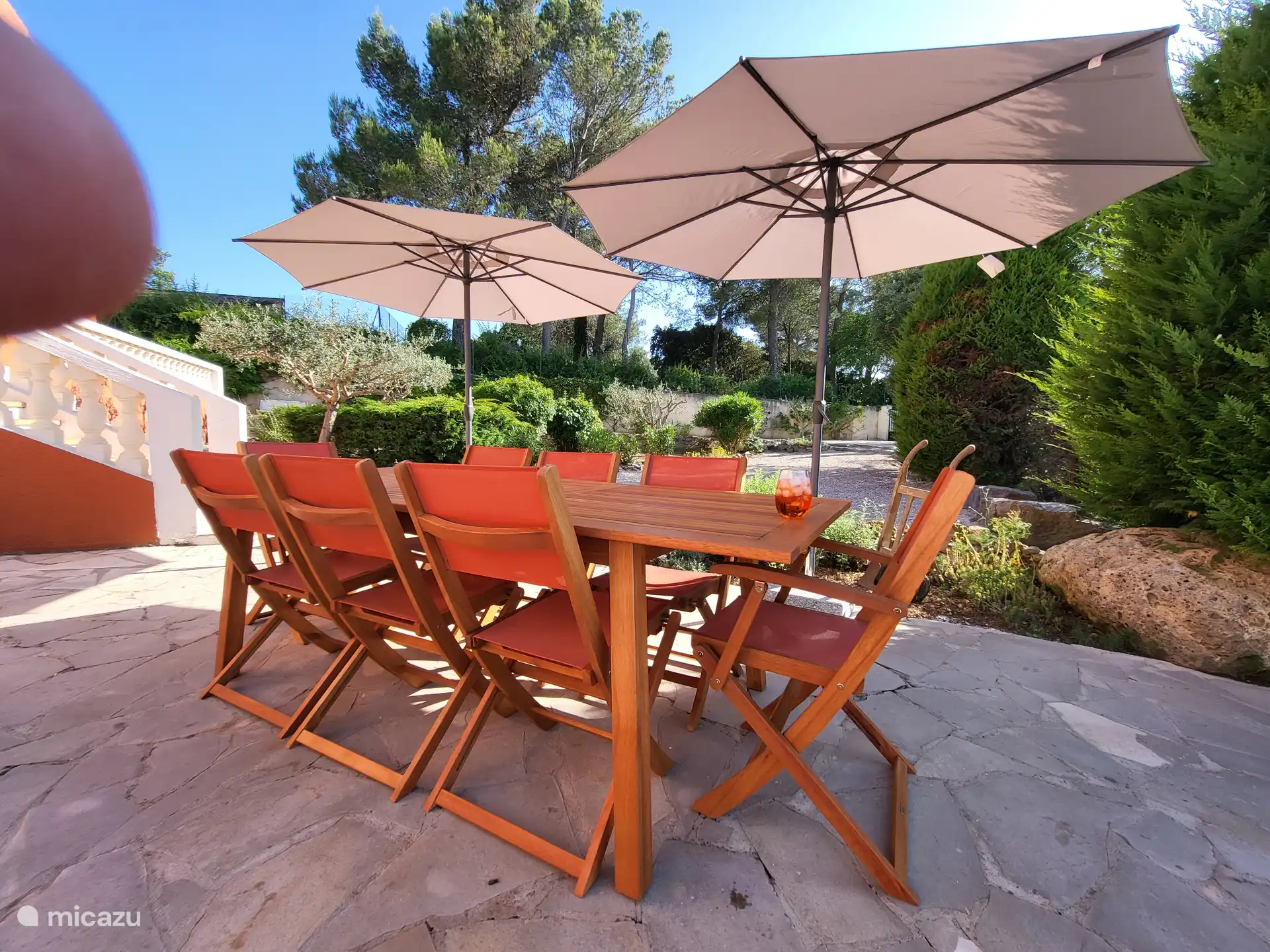 dining table (extendable to 10 people).