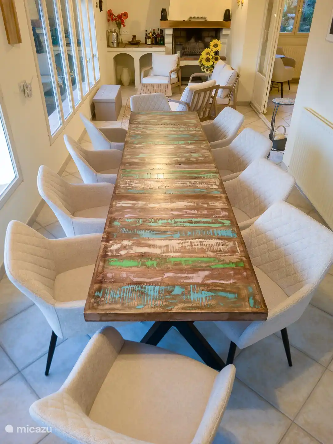 Long dining table for 10 people. Dining with a view over the hills