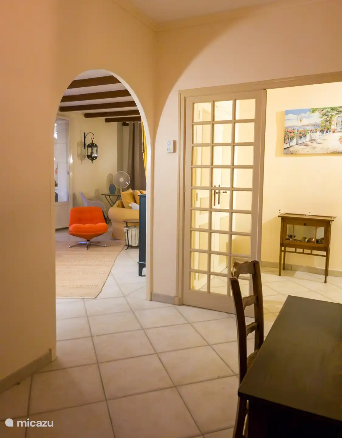 Entrance with small desk