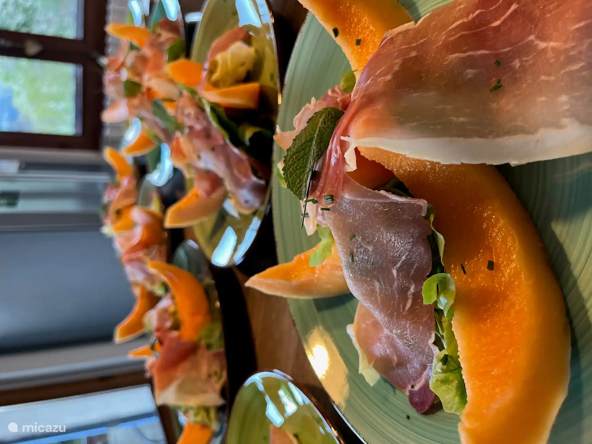 Vorspeise mit Melone und rohem Räucherschinken