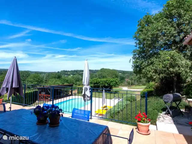 Margarita en Francia, Lot,  Salviac - casa vacacional Desde el balcón vista a la piscina y al valle