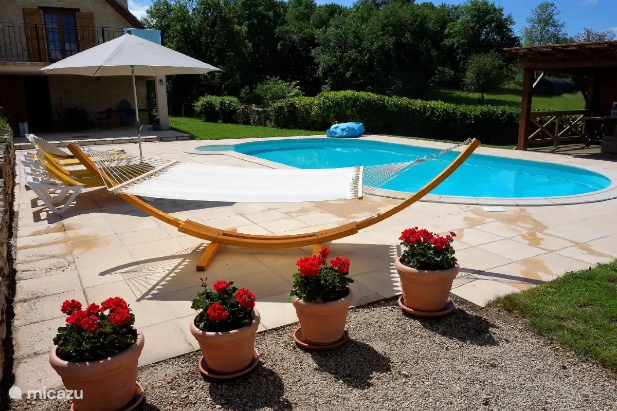 Hamac au bord de la piscine